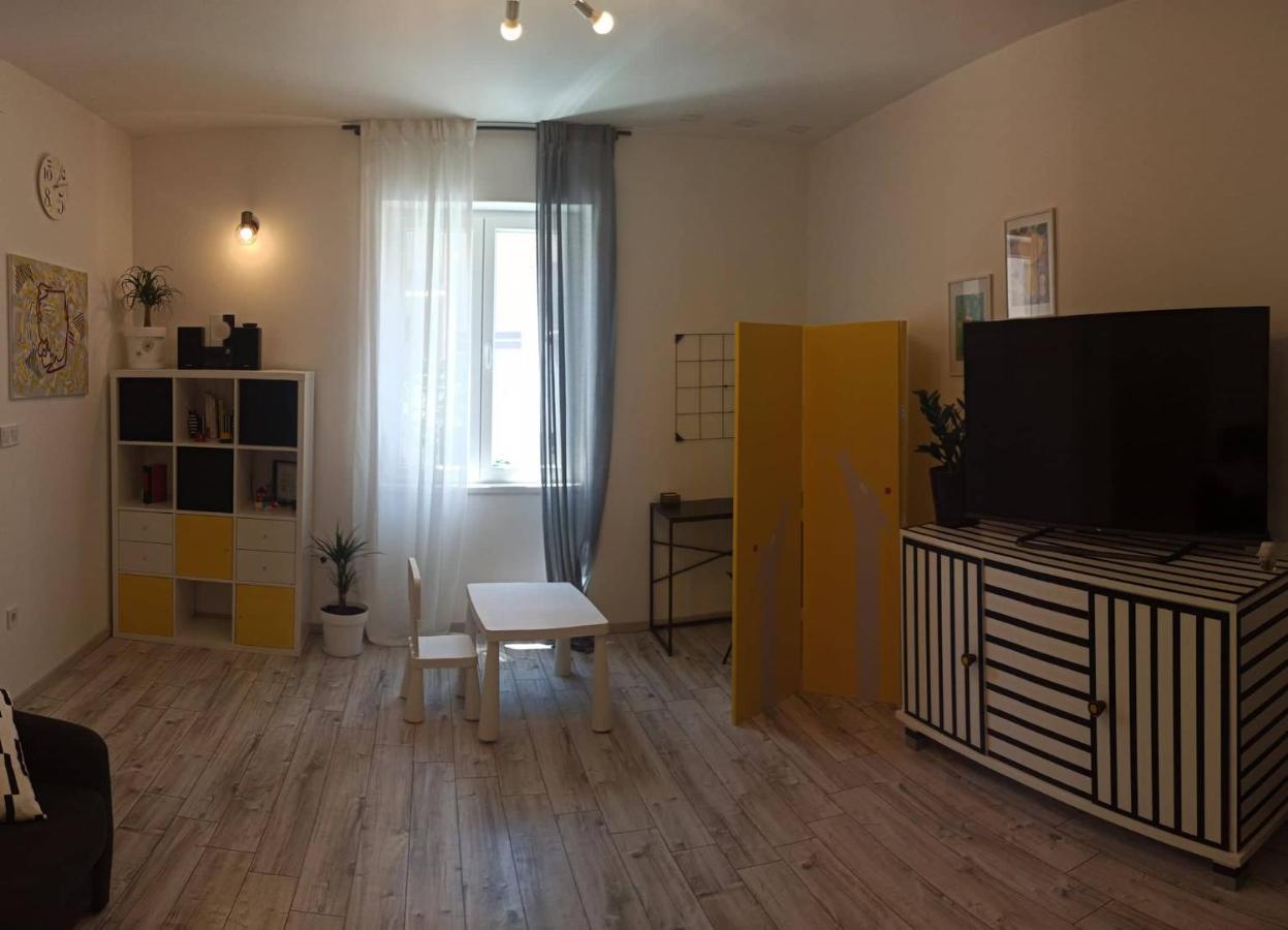 Novoureden Komforni Stan Od 90 M2 S Dvoristem Lägenhet Šibenik Exteriör bild