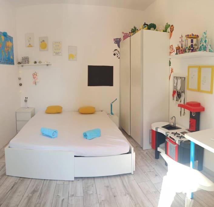 Novoureden Komforni Stan Od 90 M2 S Dvoristem Lägenhet Šibenik Rum bild