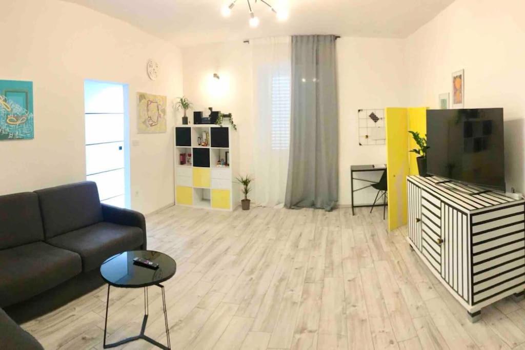 Novoureden Komforni Stan Od 90 M2 S Dvoristem Lägenhet Šibenik Rum bild