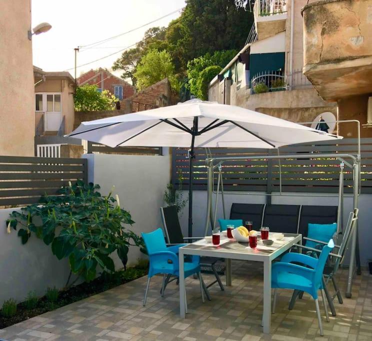 Novoureden Komforni Stan Od 90 M2 S Dvoristem Lägenhet Šibenik Rum bild